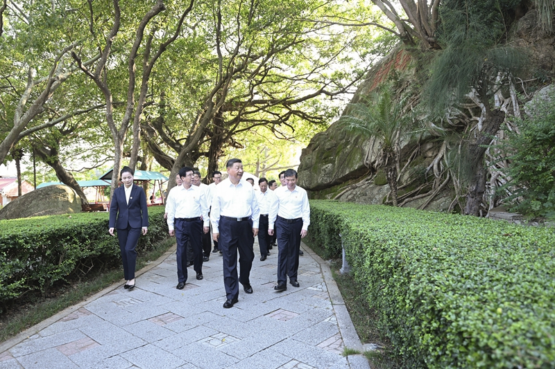 10月15日至16日，中共中央總書記、國(guó)家主席、中央軍委主席習(xí)近平在福建考察。這是15日下午，習(xí)近平在漳州市東山縣關(guān)帝文化產(chǎn)業(yè)園考察。